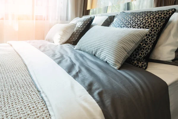 Yatak odasında temiz beyaz yastıkları ve çarşafları olan bir hizmetçi. Yakın plan. iç arkaplan