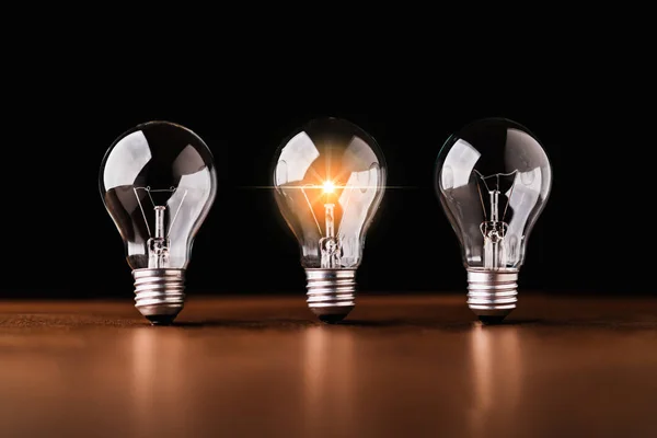 創造性黒の背景に電球と起業のアイデアの概念 — ストック写真