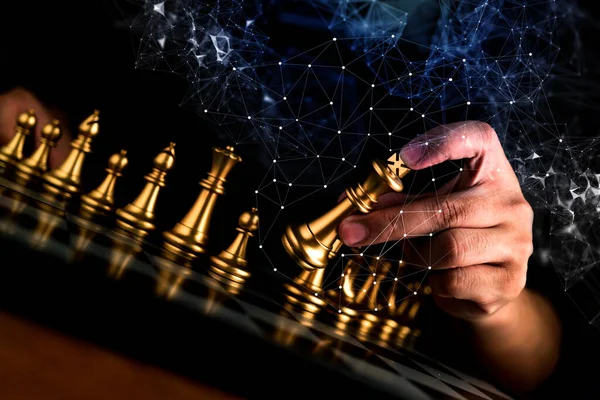 iş stratejisi beyin fırtınası satranç tahtası oyunu. Metinleriniz için ücretsiz kopyalama alanı olan el ile siyah arkaplana dokunun