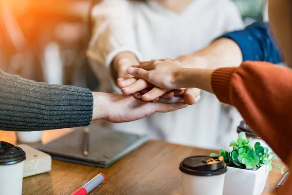 Çok uluslu bir grup arkadaş, eğlence ve mutlulukla sohbetin keyfini çıkarırlar. Kafe restoranının arka planında gelişigüzel fikirler buluşur.