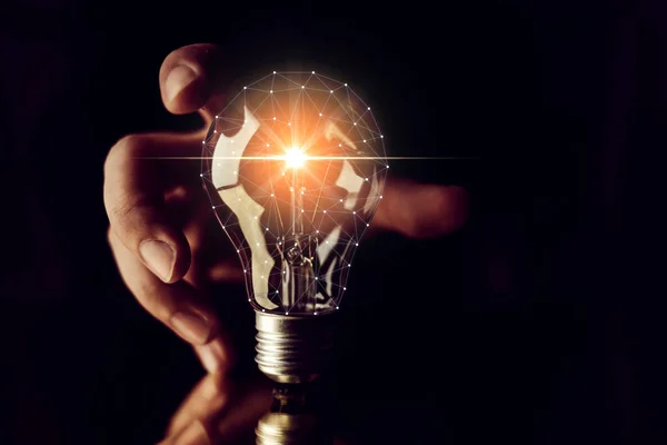 男の手は電球の創造性のビジネスアイデアを選択黒の背景をコンセプト — ストック写真