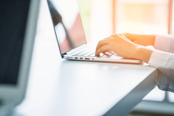 Mujer Trabajo Negocios Tipo Portátil Con Fondo Oficina —  Fotos de Stock