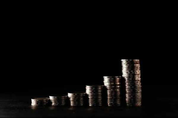 商业金融理念货币硬币堆栈黑色背景 — 图库照片