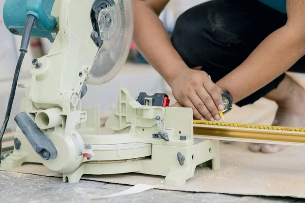 Houten Timmerman Met Zaagmachine Bouwplaats Ideeën Concept — Stockfoto