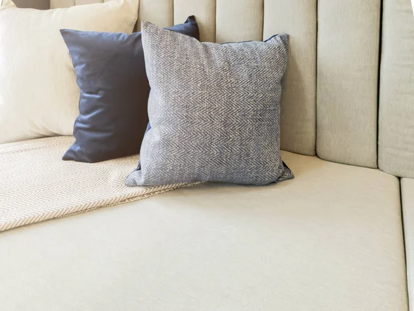 Güneşli bir günde kanepenin bir kısmıyla oturma odasının modern iç mekanı ve beyaz perde iç mekan konsepti