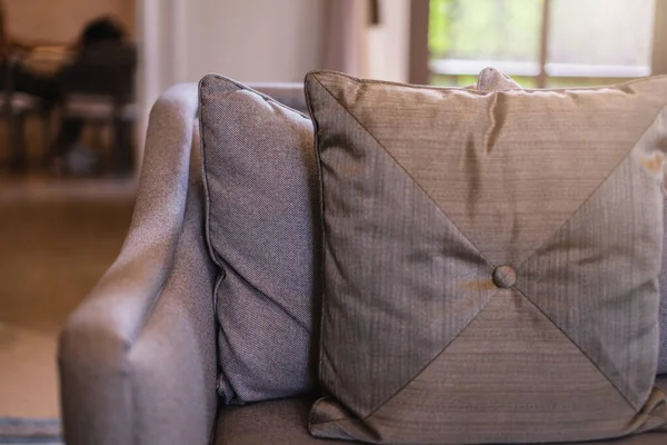 Güneşli bir günde kanepenin bir kısmıyla oturma odasının modern iç mekanı ve beyaz perde iç mekan konsepti