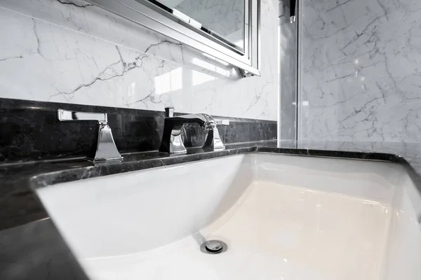 Nahaufnahme Chrom Wasserhahn Toilette Interieur Ideen Konzept — Stockfoto
