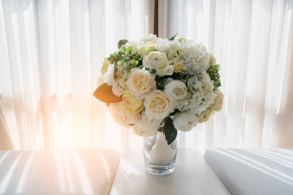 Fleur Blanche Verte Dans Vase Lunettes Près Rideau Avec Lumière — Photo