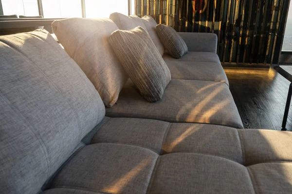 Moderní Interiér Obývacího Pokoje Částí Pohovky Slunečný Den Bílá Opona — Stock fotografie