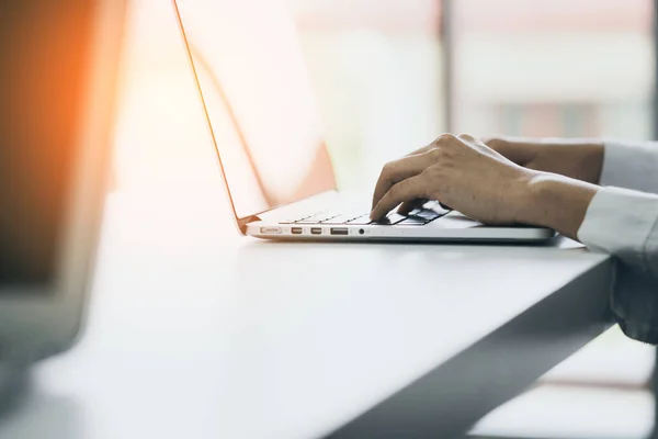 Mujer Trabajo Negocios Tipo Portátil Con Fondo Oficina —  Fotos de Stock