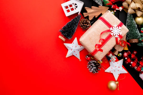 Ünnepi Ötletek Koncepció Top View Christmas Gifts Red Paper Háttér — Stock Fotó