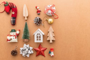 Yılbaşı arifesi temalı şenlikli arka plan fikirleri. Karanlık, eski, ahşap zeminli ve bedava fotokopi alanı olan tatil dekorasyonu ürünleri.