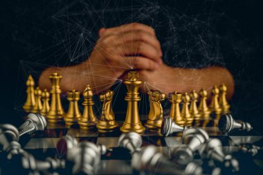 İş adamı el kontrolü satranç figürü iş stratejisi fikirleri eski imaj tonu kavramını yönet