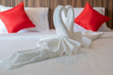 Yatak odasında temiz beyaz yastıkları ve çarşafları olan bir hizmetçi. Yakın plan. iç arkaplan