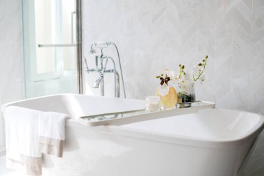 Krom musluğu kapat banyo küveti iç tasarım.