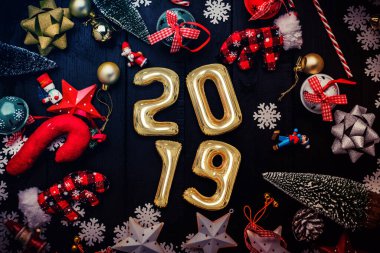 Kutlama arkaplanı, siyah, eski, ahşap zeminde bedava fotokopi alanı olan Noel süslemeleri.