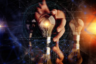 İnsan eliyle parlayan ampulü seçer yaratıcılık iş fikirleri kavramı siyah arkaplan