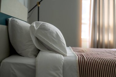 yatak odasındaki yumuşak yastıklı güzel tasarım konsepti