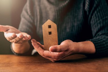 Tasarımcı el mevcut ahşap şekil ev modeli ev sigortası fikirler kavramı