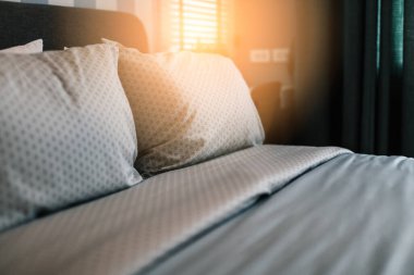 yatak odasındaki yumuşak yastıklı güzel tasarım konsepti