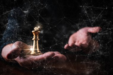 iş karar stratejisi adam el satranç düşünce eylem siyah arkaplan