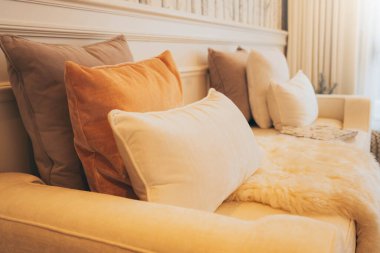 Güneşli bir günde kanepenin bir kısmıyla oturma odasının modern iç mekanı ve beyaz perde iç mekan konsepti