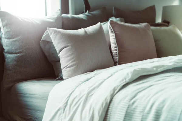 Zimmermädchen Mit Sauberen Weißen Kissen Und Bettwäsche Schönheitsschlafzimmer Nahaufnahme Hintergrund — Stockfoto