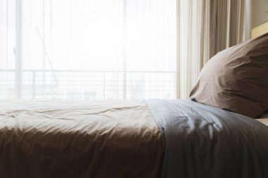 Beyaz bej bej yumuşak yastıkları yatak ve battaniye yatak odası iç tasarım konseptine kapat.