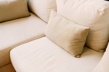 Yumuşak kumaş yastık dekorasyonunu oturma odasındaki güzel kanepenin ev tasarımı konseptinde kapat.