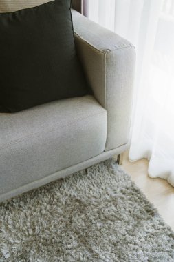 Beyaz bej bej yumuşak yastıkları yatak ve battaniye yatak odası iç tasarım konseptine kapat.