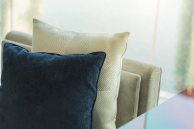 Güneşli bir günde kanepenin bir kısmıyla oturma odasının modern iç mekanı ve beyaz perde iç mekan konsepti