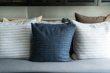 Beyaz bej bej yumuşak yastıkları yatak ve battaniye yatak odası iç tasarım konseptine kapat.