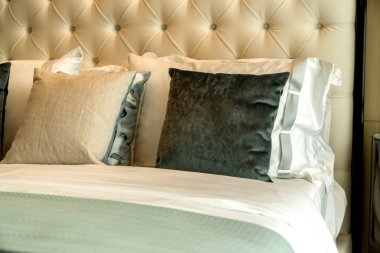 Beyaz bej bej yumuşak yastıkları yatak ve battaniye yatak odası iç tasarım konseptine kapat.