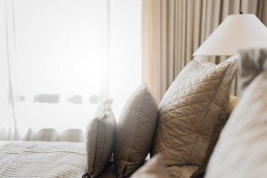 Beyaz bej bej yumuşak yastıkları yatak ve battaniye yatak odası iç tasarım konseptine kapat.