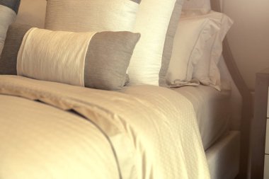 Beyaz bej bej yumuşak yastıkları yatak ve battaniye yatak odası iç tasarım konseptine kapat.