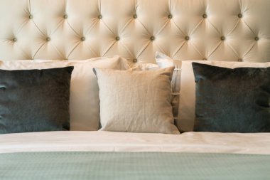 Beyaz bej bej yumuşak yastıkları yatak ve battaniye yatak odası iç tasarım konseptine kapat.