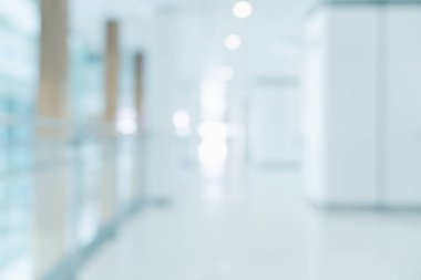 Hastane veya klinik görüntülerindeki koridorun bulanık görüntüsü