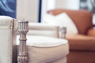 Koltuğun tasarım kısmını kapat. Ayrıntılı kol dinlenme bacağı ve döşenmiş kumaş süsleme mobilya deisgn fikirleri konsepti.