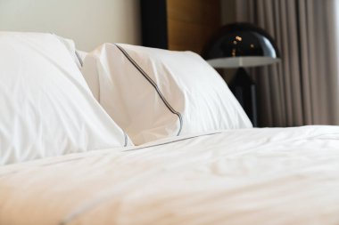 Beyaz bej bej yumuşak yastıkları yatak ve battaniye yatak odası iç tasarım konseptine kapat.