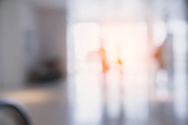 Hastane veya klinik görüntülerindeki koridorun bulanık görüntüsü