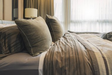 yatak odasındaki yumuşak yastıklı güzel tasarım konsepti