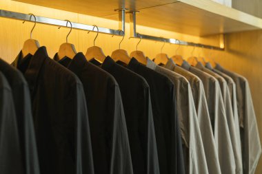 Siyah ve gri gömlekli paslanmaz raf dolabı. İç dekorasyon konsepti.