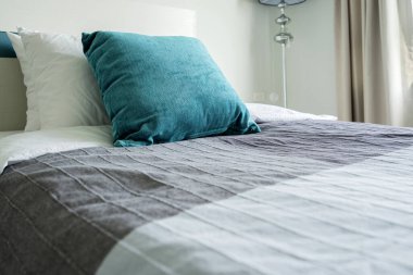 Yatak odasında temiz beyaz yastıkları ve çarşafları olan bir hizmetçi. Yakın plan. iç arkaplan