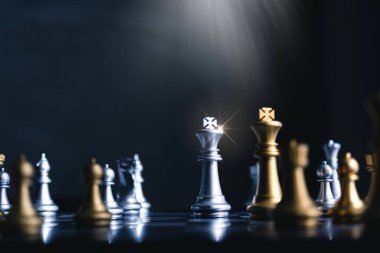 Satranç tahtası eski renk tonu ile stratejik rekabetçi fikirler kavramı