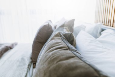 Beyaz bej bej yumuşak yastıkları yatak ve battaniye yatak odası iç tasarım konseptine kapat.