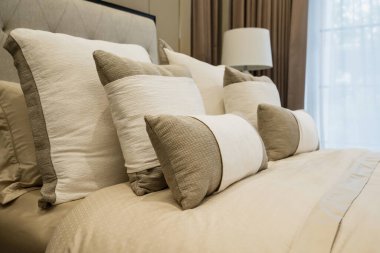 yatak odasındaki yumuşak yastıklı güzel tasarım konsepti