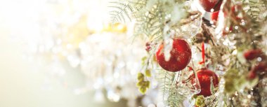 Güzel kırmızı ve altın sarısı Noel Baba süslenmiş Noel ağacına asılı Noel arifesi konsepti