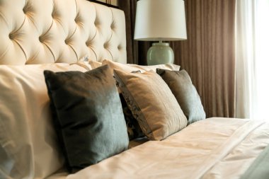 Beyaz bej bej yumuşak yastıkları yatak ve battaniye yatak odası iç tasarım konseptine kapat.