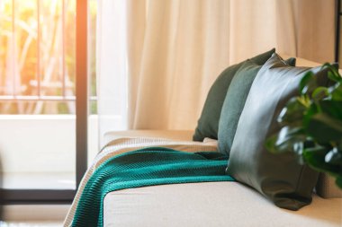 Güneşli bir günde kanepenin bir kısmıyla oturma odasının modern iç mekanı ve beyaz perde iç mekan konsepti