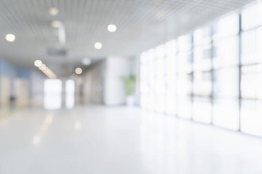 Hastane veya klinik görüntülerindeki koridorun bulanık görüntüsü